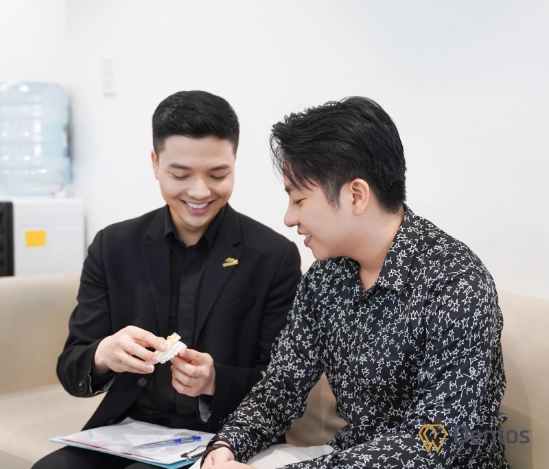 Khách hàng luôn được tư vấn giá bọc răng sứ tốt nhất tại Dentos